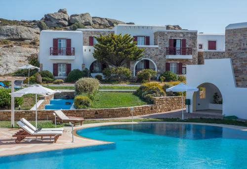 uma villa com piscina e um resort em Naxos Palace Hotel em Stelida