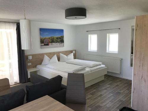 1 dormitorio con cama y sofá en "Villa Seute Deern" Trassenheide, Familie Meutzner en Trassenheide
