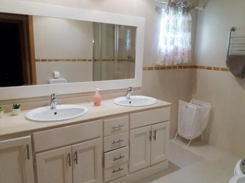 Apartment Coelha Beach - Pool - Free Wi-Fi - Air Con