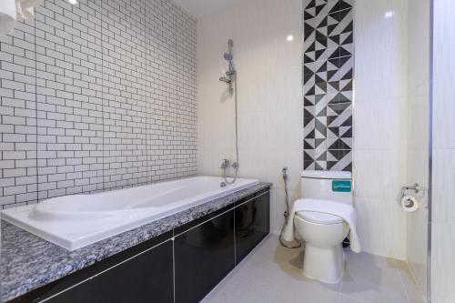 O2 Hotel Lopburi tesisinde bir banyo