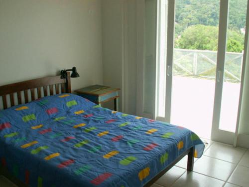 Un pat sau paturi într-o cameră la Duplex cobertura na praia em condomínio familiar