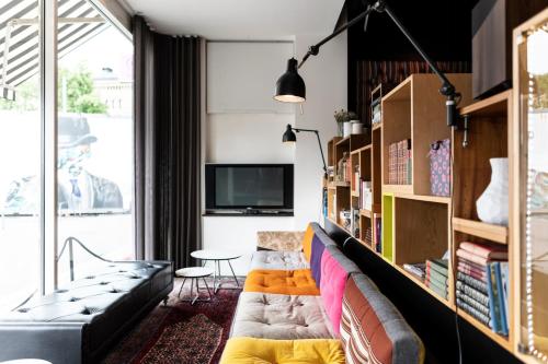 salon z kanapą i telewizorem w obiekcie Hotel Flora w Göteborgu
