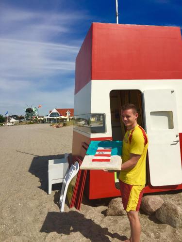 a man standing in front of a food truck at Enø Bageri's Hotelværelser in Karrebæksminde