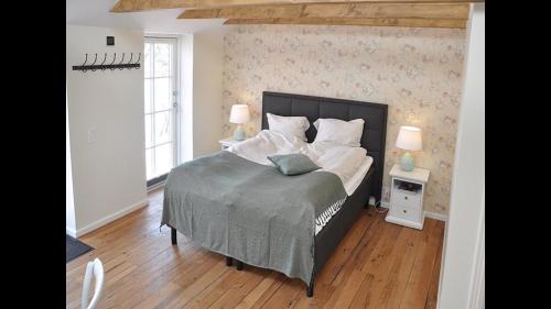 A bed or beds in a room at Enø Bageri's Hotelværelser