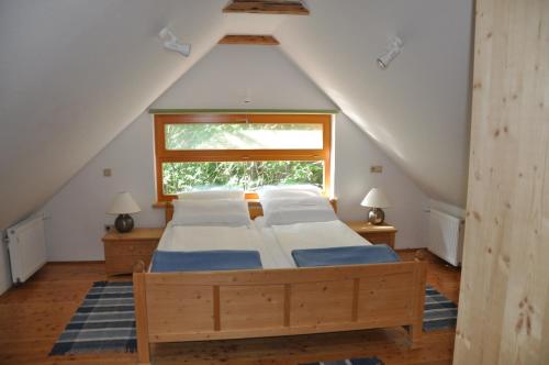 1 dormitorio con 1 cama grande en el ático en Bio-Weingut Leitner, en Leutschach