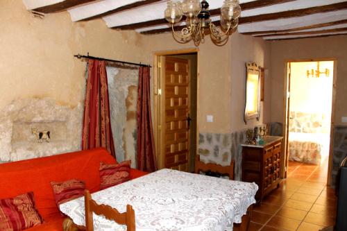 アルカラ・デル・フカルにあるCasa Rural con Jacuzzi Paraíso del Júcarのベッドルーム1室(ベッド1台、シャンデリア付)