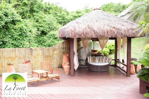 Ein Garten an der Unterkunft Hotel La Forêt & Beach Lounge