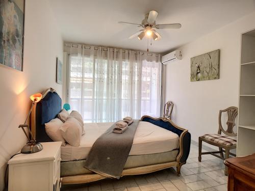 - une chambre avec un lit, un ventilateur de plafond et une fenêtre dans l'établissement Nestor&Jeeves - DEBUSSY TERRASSE - Central - By shopping area, à Nice