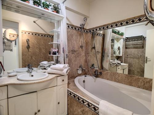 une salle de bain avec une baignoire et un lavabo et une baignoire dans l'établissement Nestor&Jeeves - DEBUSSY TERRASSE - Central - By shopping area, à Nice
