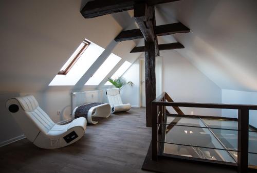 Zimmer mit Oberlichtern und Stühlen im Dachgeschoss in der Unterkunft Buri Island in Hoyerswerda