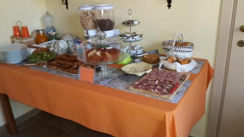 サン・ティジドーロにあるB&B Il Casolareの食べ物のビュッフェ付きテーブル