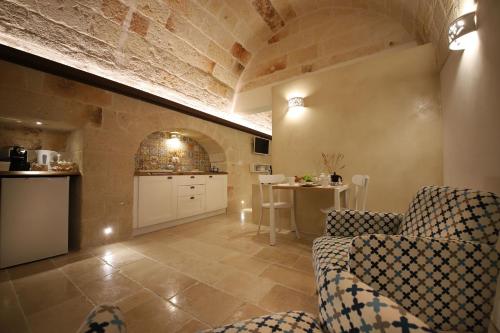 a living room with a couch and a kitchen at SUITE 52 in Monopoli
