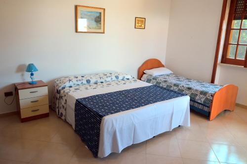 アッリステにあるVilla Maria al mareのベッドルーム1室(ベッド2台、ドレッサー、ベッド1台付)