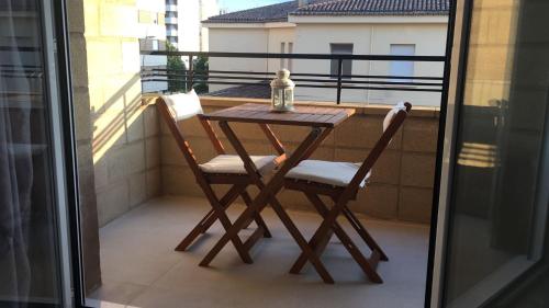 una mesa y 2 sillas sentadas en un balcón en Apartamento "El Abuelo", en Calahorra