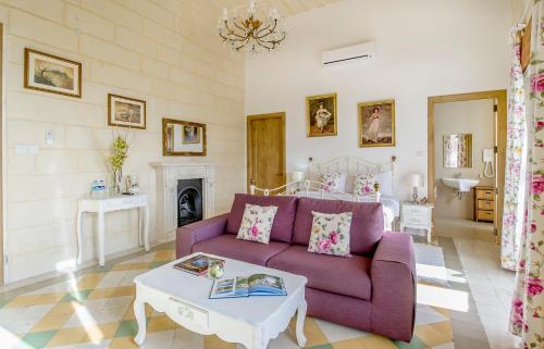 ein Wohnzimmer mit einem lila Sofa und einem Tisch in der Unterkunft Point de vue Guesthouse in Rabat