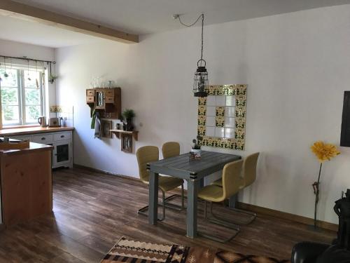 Una cocina o cocineta en Alexanderhaus, Pension und Restaurant