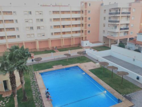 - une vue sur la piscine située dans un bâtiment dans l'établissement Airem 22, à Roquetas de Mar