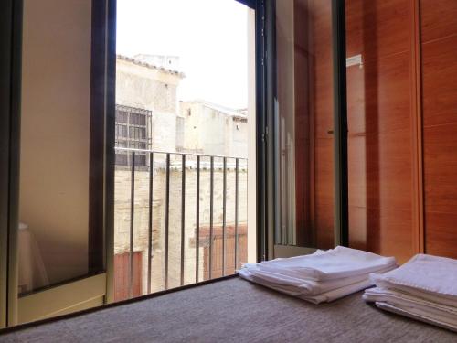 um quarto com vista para uma varanda com toalhas em Apartamento A con Garaje Privado em Toledo