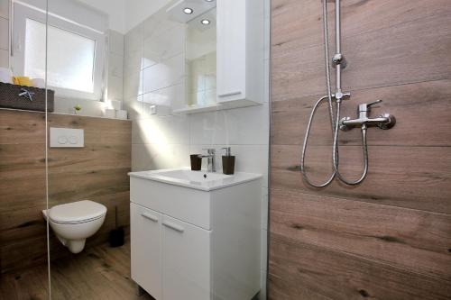 y baño con aseo, lavabo y ducha. en Marija Anchor Exclusive en Zadar