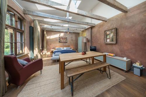 ein Wohnzimmer mit einem Tisch und einem Bett in der Unterkunft Design Apartments - "Im Holländerhaus" in Potsdam