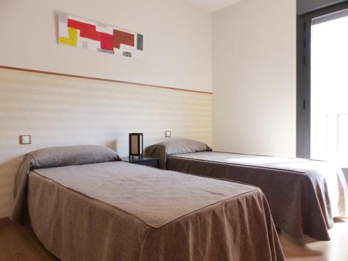 um quarto com duas camas num quarto em Apartamento A con Garaje Privado em Toledo