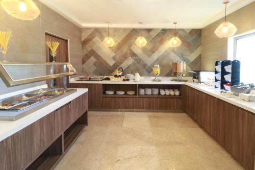 a kitchen with aasteryasteryasteryasteryasteryasteryasteryasteryasteryasteryasteryastery at Wyndham Garden Monterrey Valle Real in Monterrey