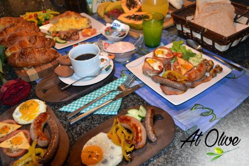 Makanan di atau berdekatan rumah tamu ini