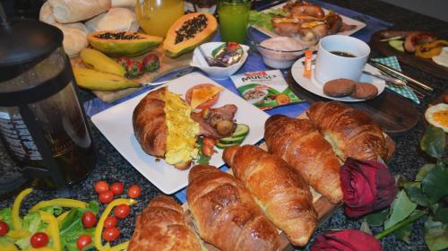 Makanan di atau berdekatan rumah tamu ini