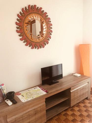 Μια τηλεόραση ή/και κέντρο ψυχαγωγίας στο Cris Apartments