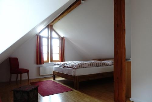 a bedroom with a bed and a window at Fewos in Klein-Grindau in Schwarmstedt