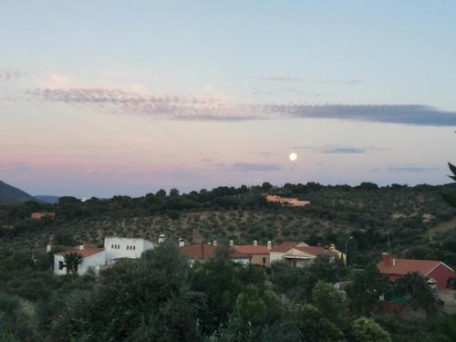 una vista de un pueblo con la luna en el cielo en Casa Rural el Recuerdo, en Pago de San Clemente