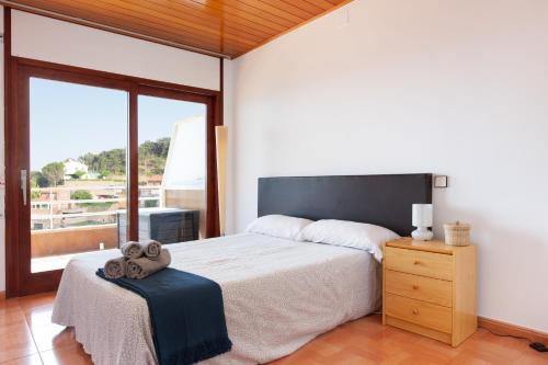 Lets Holidays Apartment Costa Brava tesisinde bir odada yatak veya yataklar
