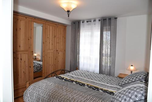 une chambre avec un lit et une fenêtre dans l'établissement Le brin d'osier, à Kaysersberg