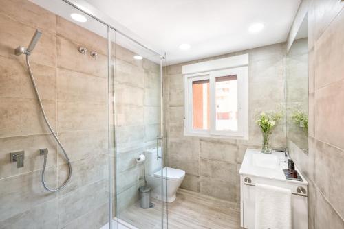 a bathroom with a shower and a toilet and a sink at iloftmalaga Miramar in M&aacute;laga
