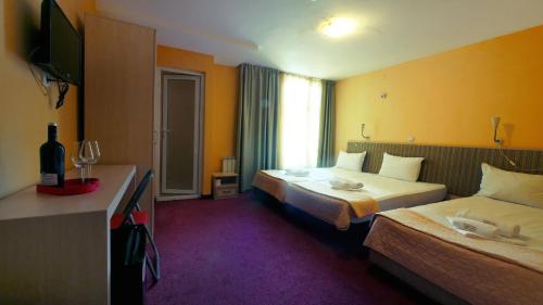 Säng eller sängar i ett rum på Hotel Alabin Central