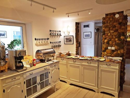 Kuchyň nebo kuchyňský kout v ubytování Folwark Leszczynówka