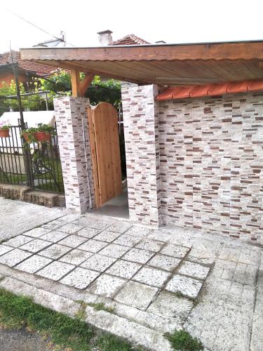 Bangunan di mana terletaknya rumah tamu ini