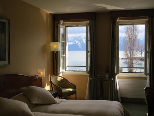 A bed or beds in a room at Hôtel du Port