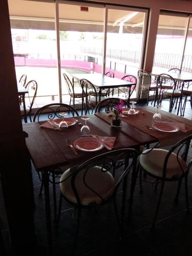 Un restaurant u otro lugar para comer en Lusitaurus