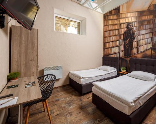 Postel nebo postele na pokoji v ubytování Mezzanine Hotel