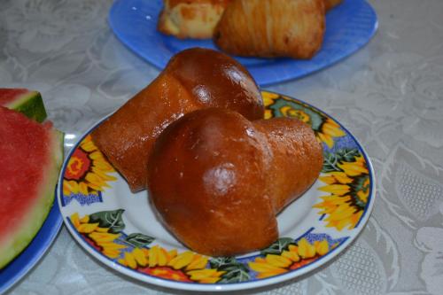 dos donuts en un plato en una mesa en Mary's house, en Nápoles