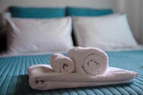 a pile of towels sitting on top of a bed at Artemis Sunrise in Artemida