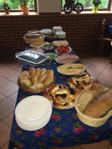 OrawkauKazika的一张桌子上面有很多不同类型的面包