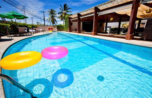 阿拉卡茹的住宿－阿拉卡加品質酒店，游泳池里有两个飞盘