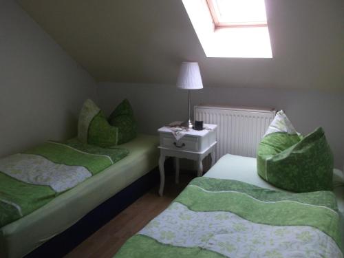 Ένα ή περισσότερα κρεβάτια σε δωμάτιο στο Haus am Wald