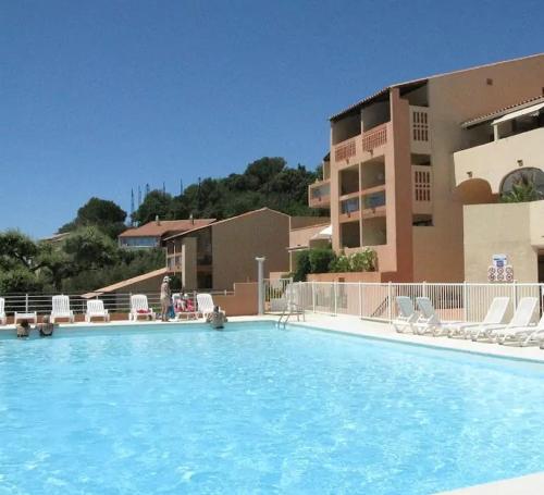 une grande piscine devant un immeuble dans l'établissement Pampelonne Appartment, à La Croix-Valmer