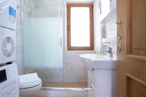 Ванна кімната в Villa Eglouvi