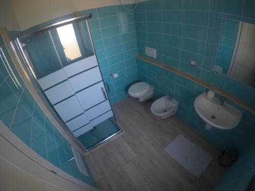 niebieska łazienka z toaletą i umywalką w obiekcie Agriturismo Su Meurreddu w mieście Tratalias