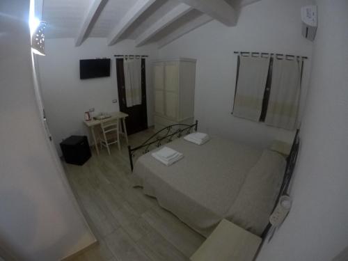 an overhead view of a bedroom with a bed and a table at Agriturismo Su Meurreddu in Tratalias