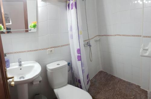 Et badeværelse på Apartamentos Casa María